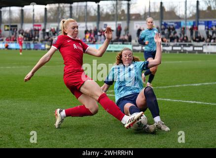 Ceri Holland aus Liverpool und Paige Culver aus London City Lionesses (rechts) kämpfen um den Ball während des Spiels der fünften Runde im Adobe WFA Cup in Princes Park, Dartford. Bilddatum: Sonntag, 11. Februar 2024. Stockfoto