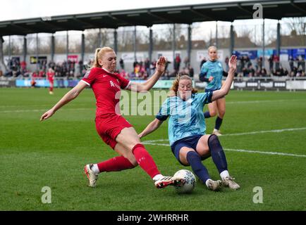 Ceri Holland aus Liverpool und Paige Culver aus London City Lionesses (rechts) kämpfen um den Ball während des Spiels der fünften Runde im Adobe WFA Cup in Princes Park, Dartford. Bilddatum: Sonntag, 11. Februar 2024. Stockfoto