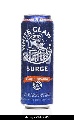 IRVINE, KALIFORNIEN - 10. Februar 2024: Eine Dose White Claw Surge Hard Seltzer Blood Orange Flavor. Stockfoto