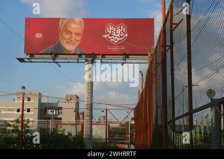 Beirut, Libanon. Februar 2024. Das Poster des iranischen Befehlshabers Qasem Soleimani ist am 10. Februar 2024 in Dahieh, dem südschiitischen Vorort Beirut, im Libanon zu sehen. (Foto: Elisa Gestri/SIPA USA) Credit: SIPA USA/Alamy Live News Stockfoto