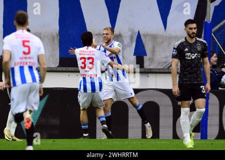 HEERENVEEN - Thom Haye vom SC Heerenveen, Luuk Brouwers vom SC Heerenveen feiern Pelle van Amersfoorts 3-0 während des niederländischen Eredivisie-Spiels zwischen SC Heerenveen und Ajax im Abe Lenstra Stadium am 11. Februar 2024 in Heerenveen, Niederlande. ANP OLAF KRAAK Stockfoto
