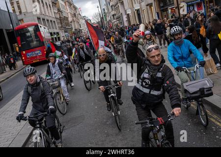 Hunderte Radfahrer fahren durch Zentral-London und rufen einen Waffenstillstand in Gaza auf. Stockfoto