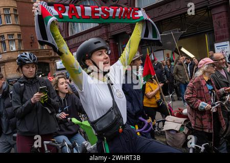 Hunderte Radfahrer fahren durch Zentral-London und rufen einen Waffenstillstand in Gaza auf. Stockfoto