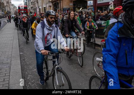 Hunderte Radfahrer fahren durch Zentral-London und rufen einen Waffenstillstand in Gaza auf. Stockfoto