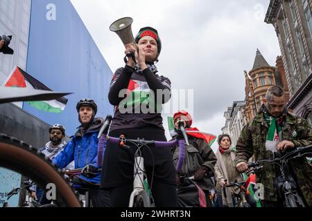 Hunderte Radfahrer fahren durch Zentral-London und rufen einen Waffenstillstand in Gaza auf. Stockfoto