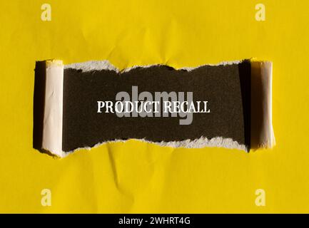 Produktrückruf auf gelbem Papier mit schwarzem Hintergrund. Konzeptionelles Geschäftssymbol. Kopierbereich. Stockfoto