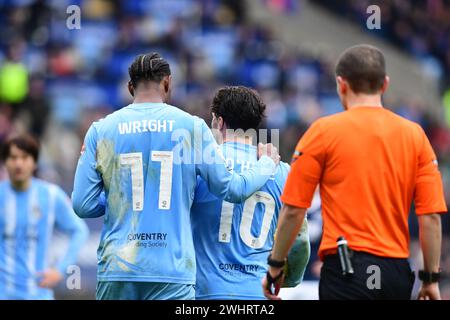 Haji Wright (11 Coventry City) und Callum OHare (10 Coventry City) diskutieren am Sonntag, den 11. Februar 2024 in der Coventry Building Society Arena in Coventry, Coventry City und Millwall, wer der Elfmeterschießer sein wird. (Foto: Kevin Hodgson | MI News) Credit: MI News & Sport /Alamy Live News Stockfoto