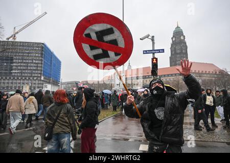 Dresden, Deutschland. Februar 2024. Gegendemonstratoren protestieren gegen einen marsch rechtsextremistischer Kräfte in die Innenstadt anlässlich des 79. Jahrestages der Zerstörung Dresdens im Zweiten Weltkrieg am 13. Februar 1945. Robert Michael/dpa/Alamy Live News Stockfoto