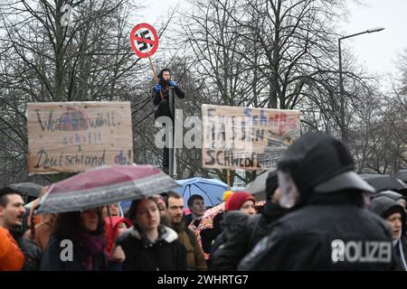 Dresden, Deutschland. Februar 2024. Gegendemonstratoren protestieren gegen einen marsch rechtsextremistischer Kräfte in die Innenstadt anlässlich des 79. Jahrestages der Zerstörung Dresdens im Zweiten Weltkrieg am 13. Februar 1945. Robert Michael/dpa/Alamy Live News Stockfoto