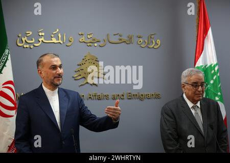 Beirut, Libanon. Februar 2024. Der iranische Außenminister Hossein Amir-Abdollahian (L) und sein libanesischer Amtskollege Abdallah Bou Habib nehmen am 10. Februar 2024 an einer Pressekonferenz in Beirut, Libanon, Teil. Quelle: Bilal Jawich/Xinhua/Alamy Live News Stockfoto