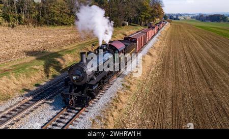 Aus der Vogelperspektive eines antiken Dampfgutzugs, der langsam Rauch bläst Stockfoto