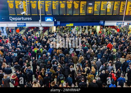 Riesige Menschenmassen am Bahnhof Waterloo während eines Zugstreiks Stockfoto