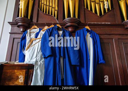 Roben hängen an der Orgel im Ordinariat unserer Lieben Frau von Walsingham in Soho, London Stockfoto