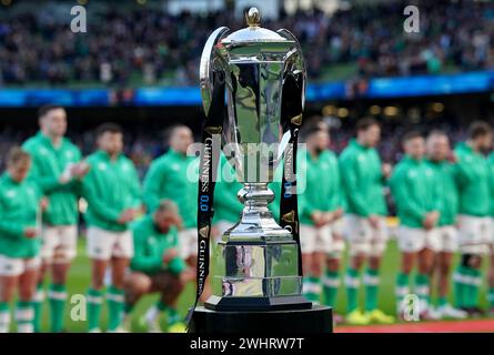 Die Trophäe der Guinness Six Nations wird vor dem Spiel der Guinness Six Nations im Aviva Stadium in Dublin, Irland, ausgestellt. Bilddatum: Sonntag, 11. Februar 2024. Stockfoto