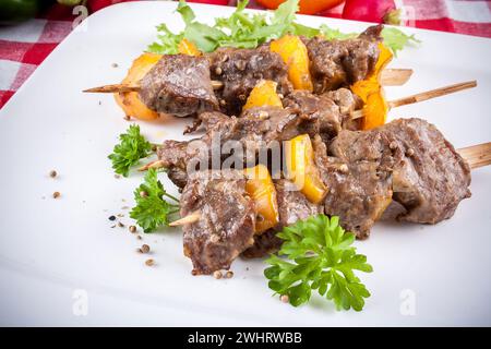 Lammspieße auf Teller mit Gemüse Stockfoto