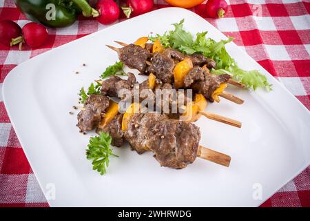 Lammspieße auf Teller mit Gemüse Stockfoto