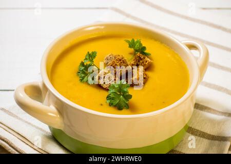 Hausgemachte Kürbissuppe im Herbst mit Croutons Stockfoto
