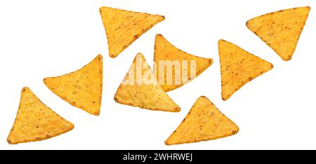 Fallende Maischips, heiße mexikanische Nachos isoliert auf weißem Hintergrund Stockfoto