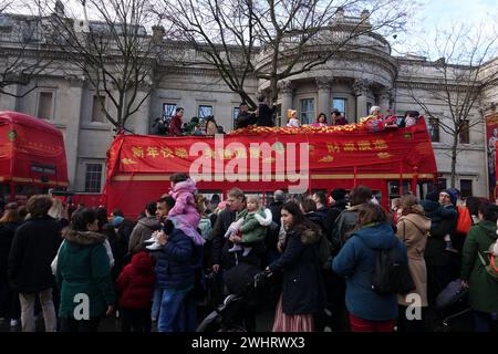 London, Großbritannien. 11. Februar 2024 im Zentrum Londons treffen sich Tausende in Chinatown, Leicester Square und Trafalgar Square, während die Feierlichkeiten zum Lunar/Chinesischen Neujahr stattfinden. Drachentänzer besuchen die Soho-Läden, traditionelle Outfits und eine warme, familiäre Atmosphäre. © Amstel Adams/ Alamy Live News Stockfoto