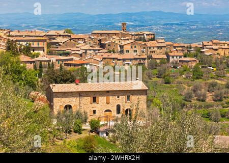 Berühmte toskanische Weinstadt Montalcino, Italien Stockfoto
