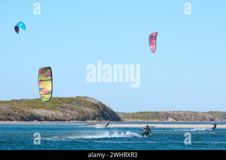 Drei Kitesurfer Kitesurfen an der Mündung des Blackwood River in Augusta, Western Australia. Stockfoto