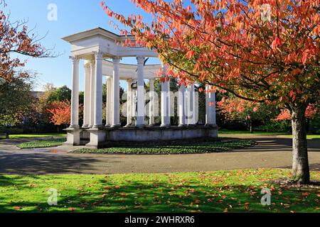 Herbst Farben und Wales National War Memorial, Alexandra Gardens, Cathays Park, Cardiff, Wales, UK. Stockfoto