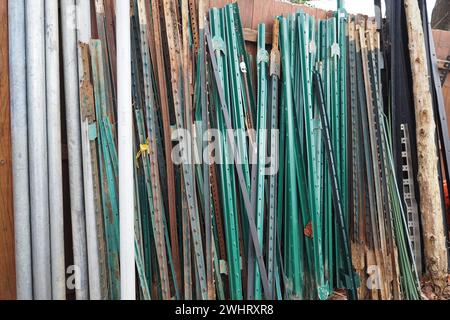 Die Stangen und Pfosten werden beim Bau des Zauns verwendet. Stockfoto