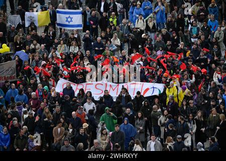 Vatikan, Vatikan. Februar 2024. Italien, Rom, Vatikan, 2024/2/11. Papst Franziskus übergibt den Gläubigen während des Angelusgebet auf dem Petersplatz im Vatikan seinen Segen. Foto von VATIKANISCHEN MEDIEN /Catholic Press Photo Credit: Independent Photo Agency/Alamy Live News Stockfoto