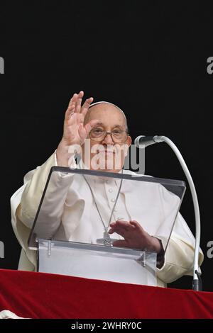 Vatikan, Vatikan. Februar 2024. Italien, Rom, Vatikan, 2024/2/11. Papst Franziskus übergibt den Gläubigen während des Angelusgebet auf dem Petersplatz im Vatikan seinen Segen. Foto von VATIKANISCHEN MEDIEN /Catholic Press Photo Credit: Independent Photo Agency/Alamy Live News Stockfoto