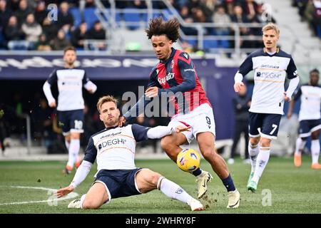 Bologna, Italien. Februar 2024. Foto Massimo Paolone/LaPresse 11. Februar 2024 - Bologna, Italia - Sport, calcio - Bologna vs Lecce - Campionato italiano di calcio Serie A TIM 2023/2024 - Stadio Renato DallÕAra. Nella Foto: Joshua Zirkzee (Bologna FC) in Azione kontrastato da Marin Pongracic (US Lecce) 11. Februar 2024 Bologna, Italien - Sport, calcio - Bologna vs Lecce - italienische Fußballmeisterschaft der Serie A 2023/2024 - Renato DallÕAra Stadium. Im Bild: Joshua Zirkzee (Bologna FC) tritt mit Marin Pongracic (US Lecce) um den Ball an Stockfoto