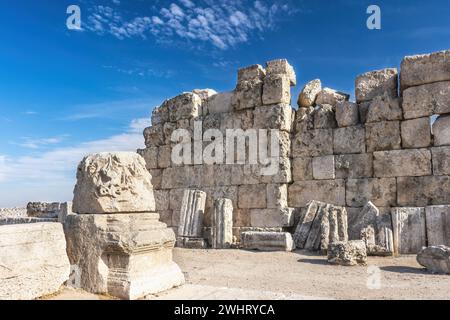 Ruinen von Umayyad Residence Units in der Amman Zitadelle ist eine archäologische Stätte im Zentrum der Innenstadt von Amman in Jordanien. Stockfoto