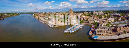 Dordrecht Niederlande, Skyline der Altstadt von Dordrecht mit Kirchen- und Kanalgebäuden Stockfoto