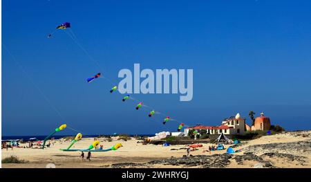 Drachenfliegen, Strand La Concha, El Cotillo, Fuerteventura, Kanarische Inseln, Spanien. Stockfoto