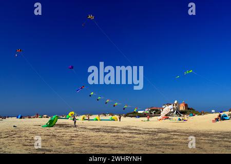 Drachenfliegen, Strand La Concha, El Cotillo, Fuerteventura, Kanarische Inseln, Spanien. Stockfoto