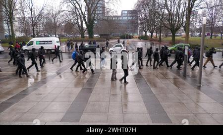 Naziaufmarsch anlässlich der Bombardierung Dresden am Sonntagmittag in Dresden. Mehrere hundert Rechte veranstalten den Schweigemarsch in Dresden. Dem gegenüber steht ein riesiger Proteste gegen Rechts. Schon in den letzten Wochen sind Hunderttausende Menschen auf die Straßen gegangen. Auch am Sonntag wollen die Menschen ein Zeichen gegen Rechts setzen. Am Besten mit Sitzblockaden. Die Polizei ist mit vielen Beamten vor Ort, um das Demonstrationsrecht durchsetzen. Rechte und Linke trafen gegen 13 Uhr das erste Mal am Hauptbahnhof aufeinander. Mit Hamburger Gitter werden die Lager getrennt, Z Stockfoto