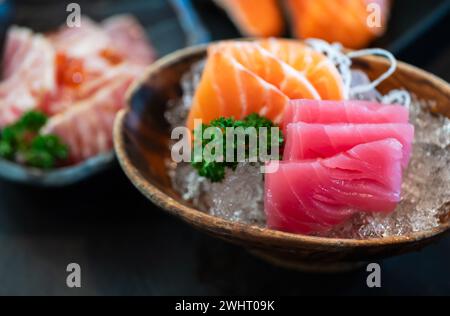 Sashimi Thunfisch und Lachs auf Eis, japanisches Premium-Food-Konzept Stockfoto