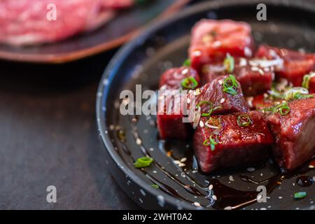 Gewürfeltes Wagyu-Rindfleisch auf Gericht. Japanisches Premium-Fleischkonzept Stockfoto
