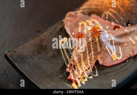 Wagyu-Rindfleisch-Sushi mit Orangenebiko auf japanischem Teller. Premium-japanisches Fleischkonzept Stockfoto