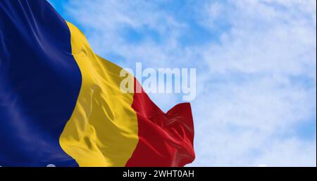 Die rumänische Nationalflagge winkt an einem klaren Tag im Wind Stockfoto