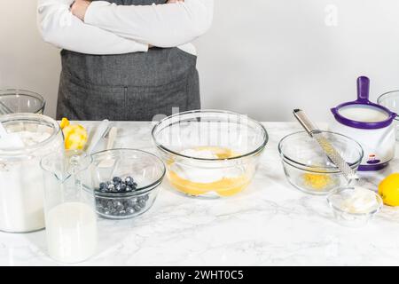 Herstellung von Zitronen-, Heidelbeer- und Vanillegebäck Stockfoto