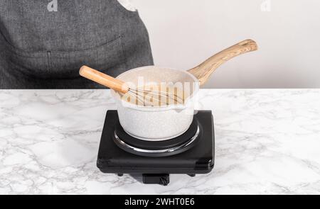 Schokoladen-Kürbis-Bunt-Kuchen mit Toffee-Glasur Stockfoto