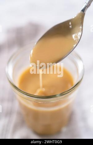 Schokoladen-Kürbis-Bunt-Kuchen mit Toffee-Glasur Stockfoto