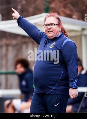 Lucy Clark, Managerin von Sutton United, während des LSE Regional Premier Matches auf dem St Paul's Sports Ground, London. Bilddatum: Sonntag, 11. Februar 2024. Stockfoto