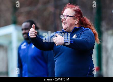 Lucy Clark, Managerin von Sutton United, während des LSE Regional Premier Matches auf dem St Paul's Sports Ground, London. Bilddatum: Sonntag, 11. Februar 2024. Stockfoto