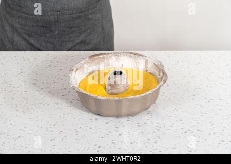 Ein einfacher Vanillebündelkuchen aus einer Schachtel Kuchen Stockfoto