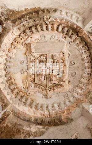 Antigua, Guatemala. Wappen in der Decke der Ruinen der Kathedrale von Santiago. Stockfoto