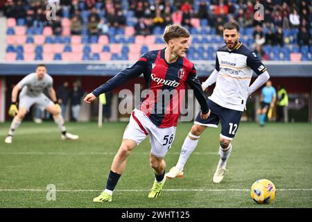Bologna, Italien. Februar 2024. Foto Massimo Paolone/LaPresse 11. Februar 2024 - Bologna, Italia - Sport, calcio - Bologna vs Lecce - Campionato italiano di calcio Serie A TIM 2023/2024 - Stadio Renato DallÕAra. Nella Foto: Alexis Saelemaekers (FC Bologna) in Azione kontrastato da Alexandru Borbei (US Lecce) 11. Februar 2024 Bologna, Italien - Sport, calcio - Bologna vs Lecce - italienische Fußballmeisterschaft der Serie A 2023/2024 - Renato DallÕAra Stadium. Im Bild: Alexis Saelemaekers (Bologna FC) tritt mit Alexandru Borbei (US Lecce) um den Ball an Stockfoto