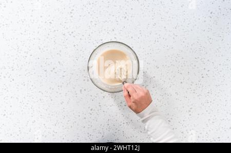 Ein einfacher Vanillebündelkuchen aus einer Schachtel Kuchen Stockfoto