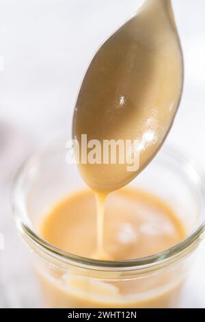 Schokoladen-Kürbis-Bunt-Kuchen mit Toffee-Glasur Stockfoto