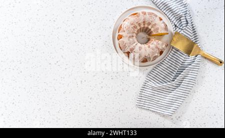 Ein einfacher Vanillebündelkuchen aus einer Schachtel Kuchen Stockfoto